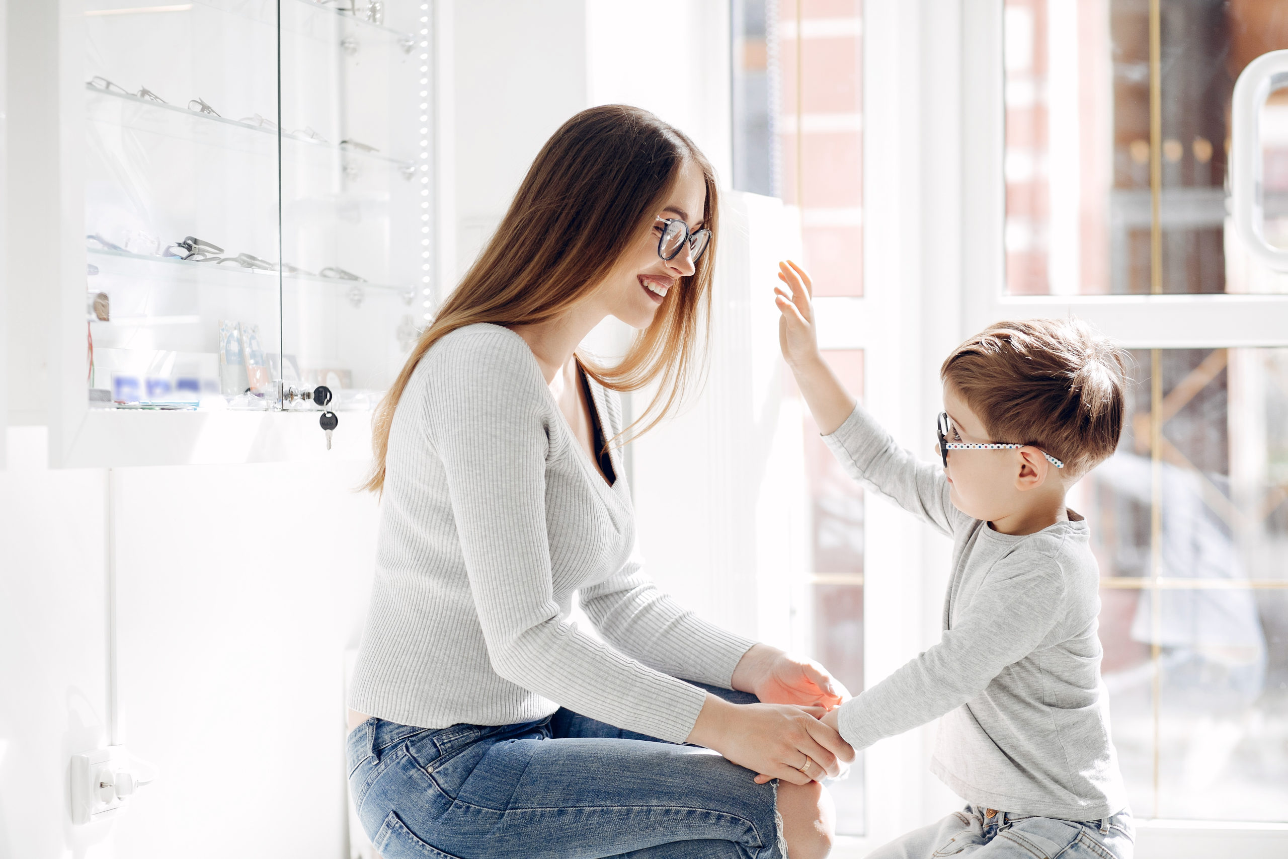 Mother with little son in the glasses store Visualtraining für Kinder